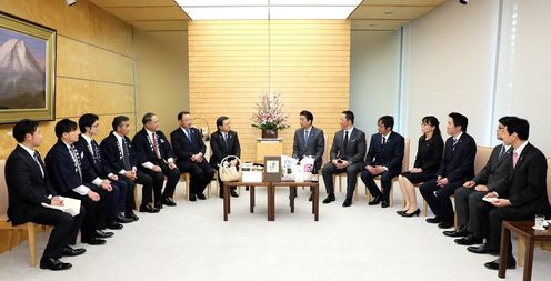 Photograph of the Prime Minister being presented with the agricultural products