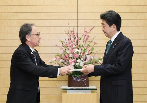 Photograph of the Prime Minister holding the meeting