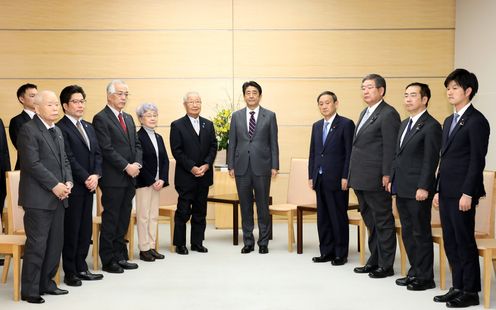 Photograph of the Prime Minister holding the meeting