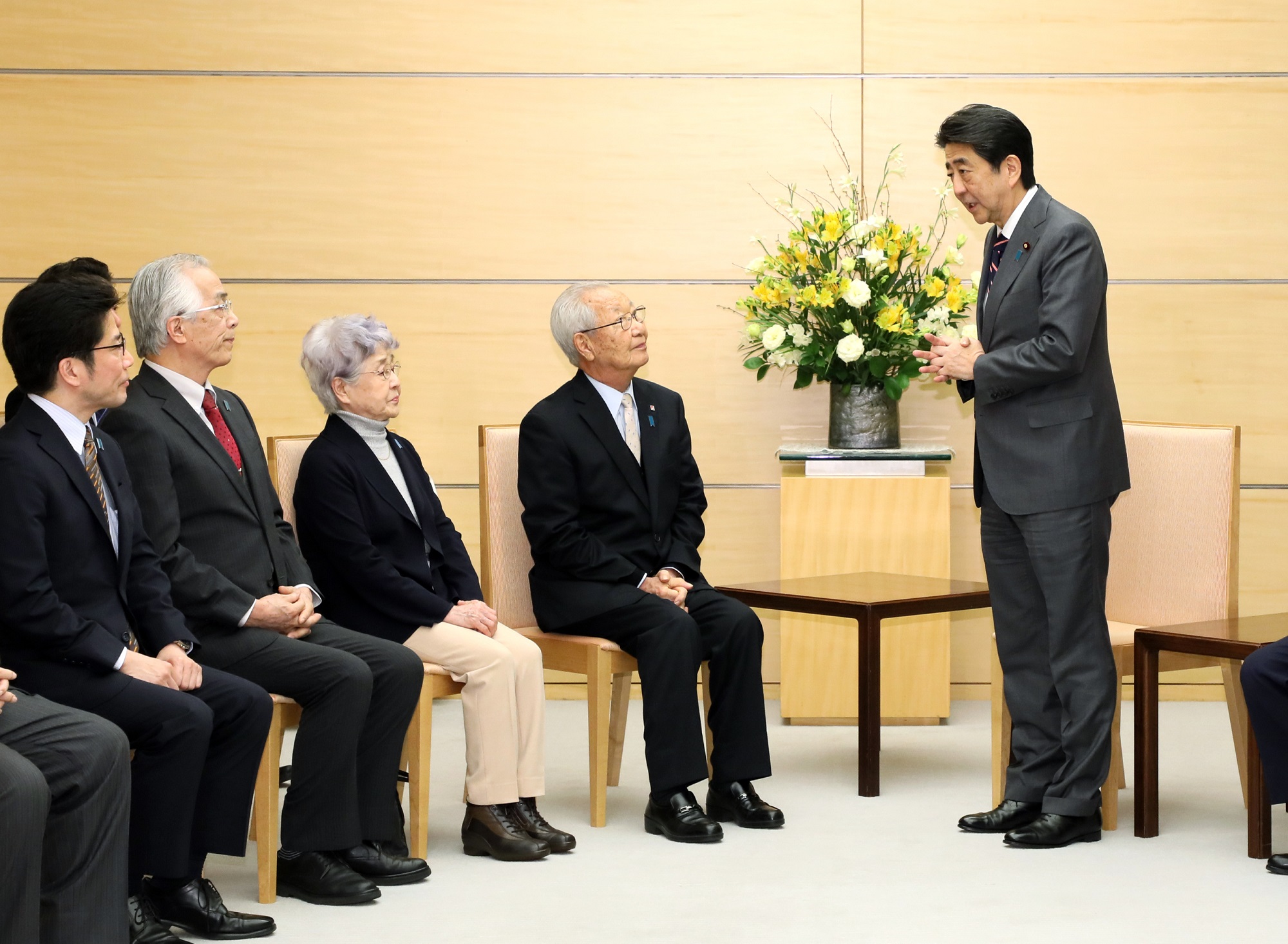 Photograph of the Prime Minister holding the meeting