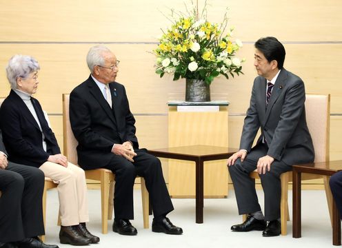 Photograph of the Prime Minister holding the meeting