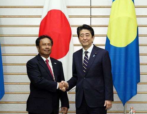 Photograph of the leaders shaking hands