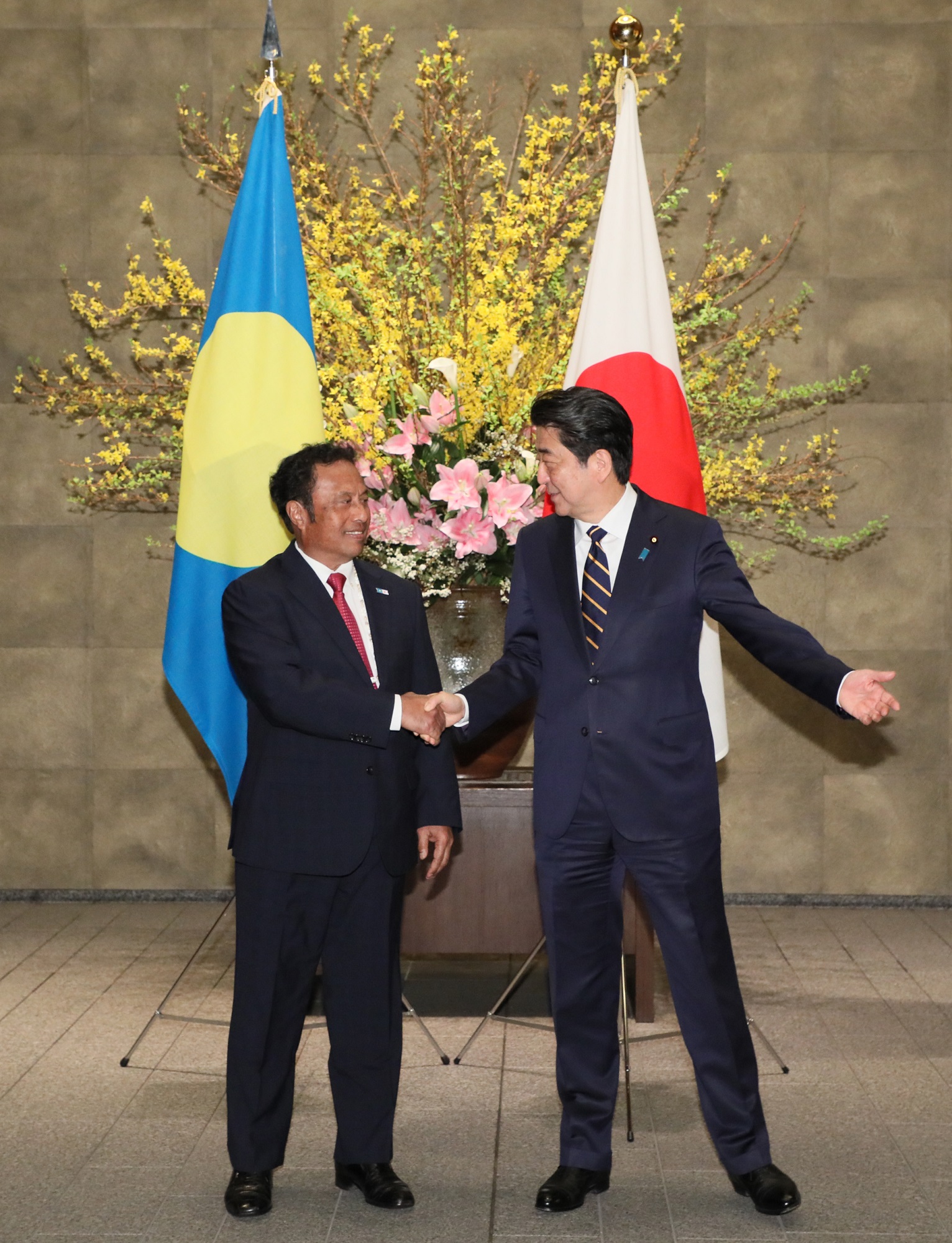 Photograph of the Prime Minister welcoming the President of Palau