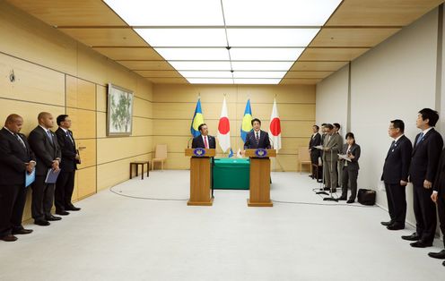 Photograph of the Joint Press Announcement