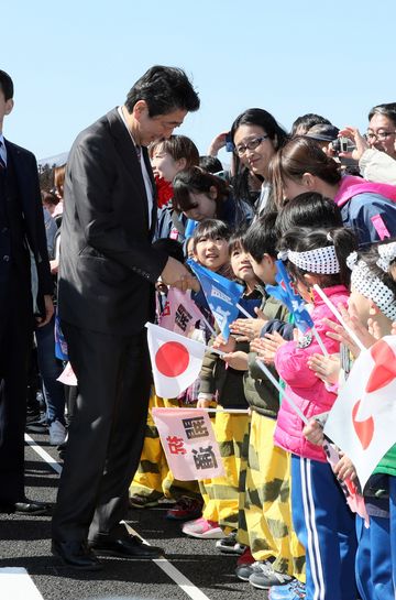 Photograph of the Prime Minister being welcomed