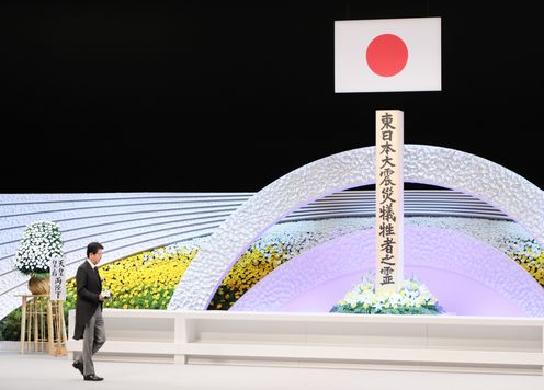 Photograph of the Prime Minister offering flowers