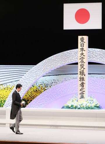 Photograph of the Prime Minister offering flowers