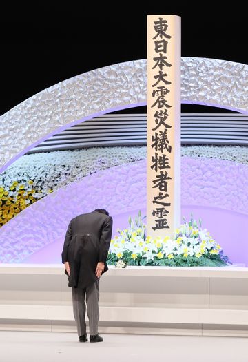 Photograph of the Prime Minister offering flowers