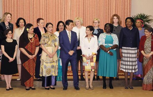 Photograph of the Prime Minister attending a commemorative photograph session