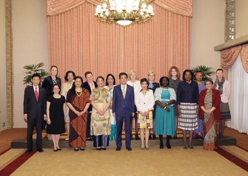 Photograph of the Prime Minister attending a commemorative photograph session