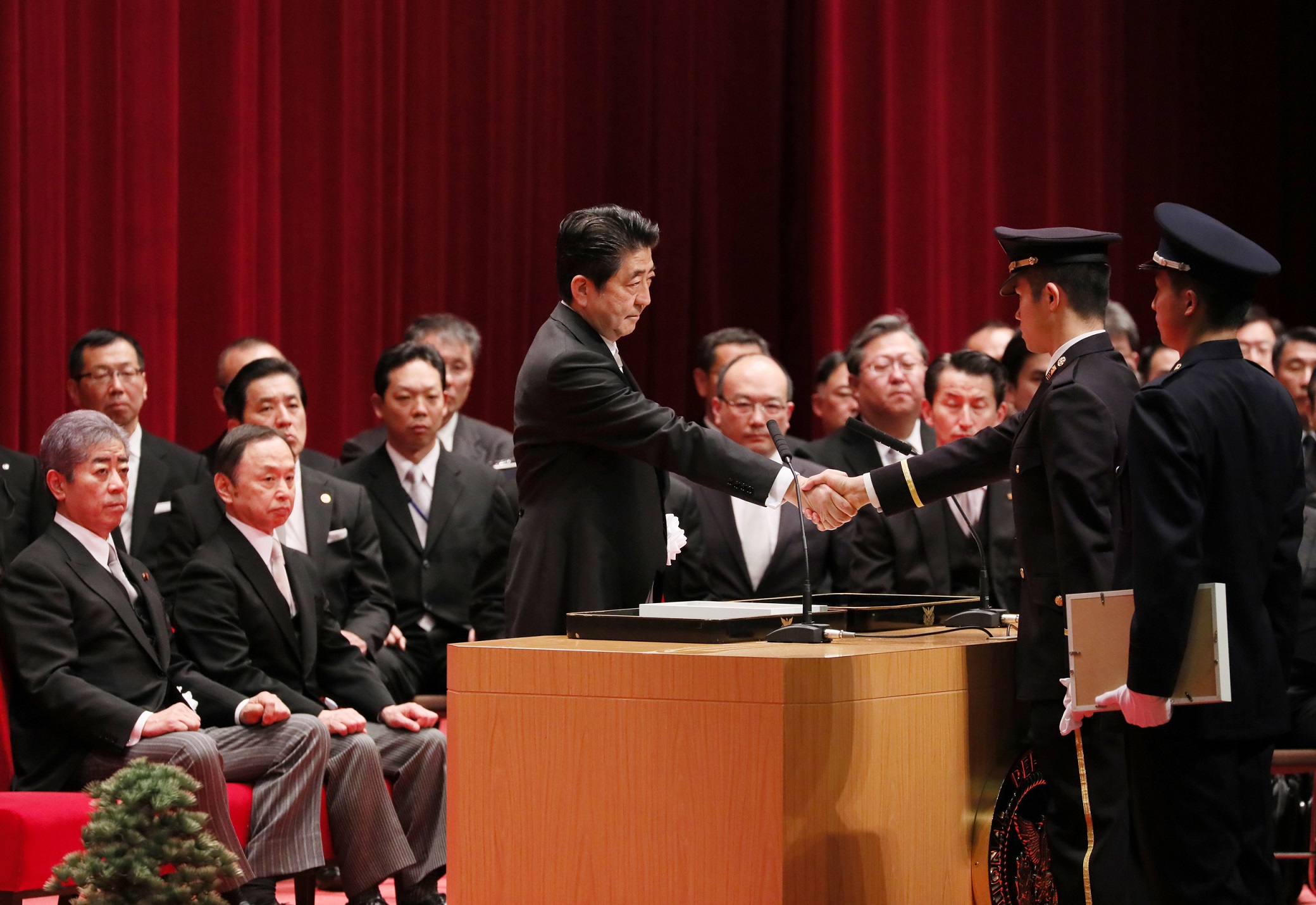 Photograph of the Prime Minister shaking hands during the oath of service ceremony
