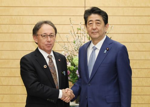 Photograph of the Prime Minister shaking hands with the Governor of Okinawa Prefecture