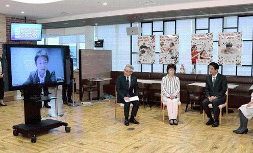 Photograph of the Prime Minister conversing with company personnel (3)