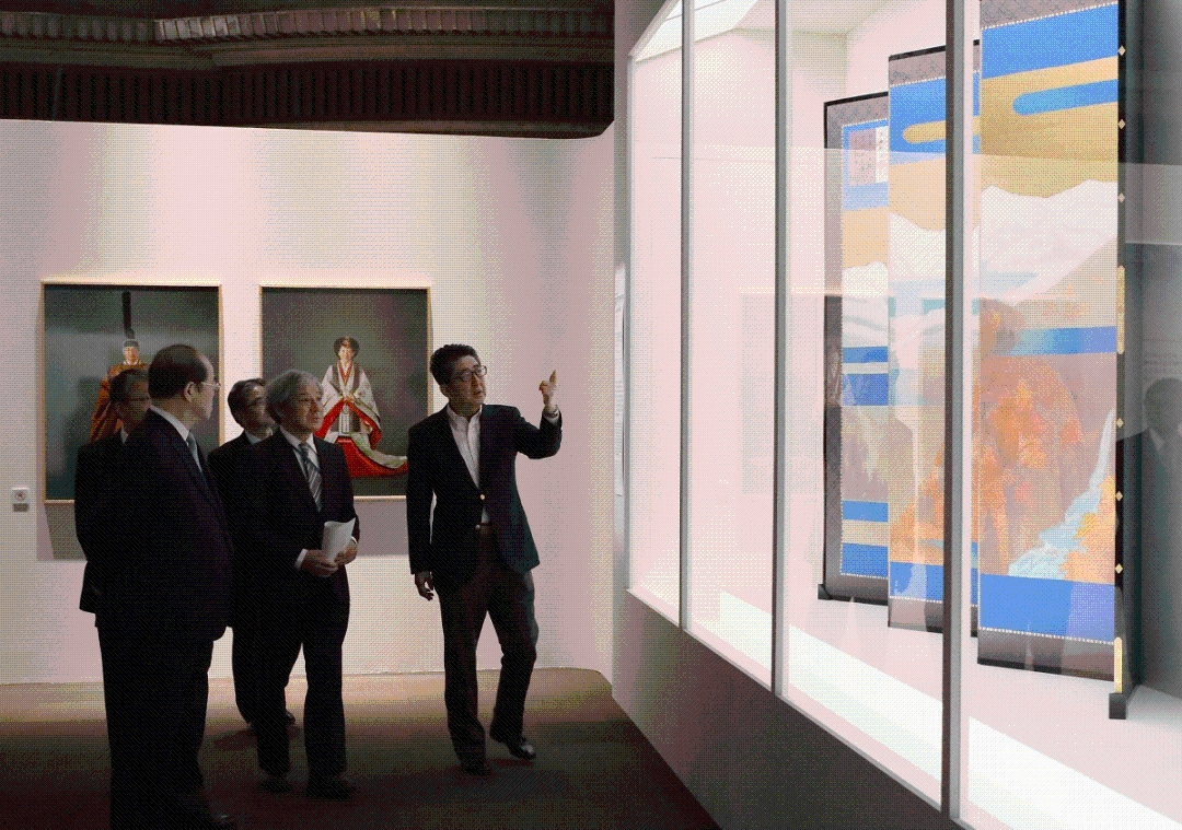Photograph of the Prime Minister viewing the exhibition (2)