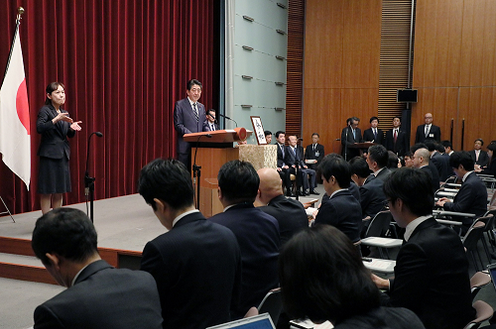 Photograph of the Prime Minister holding the press conference (2)