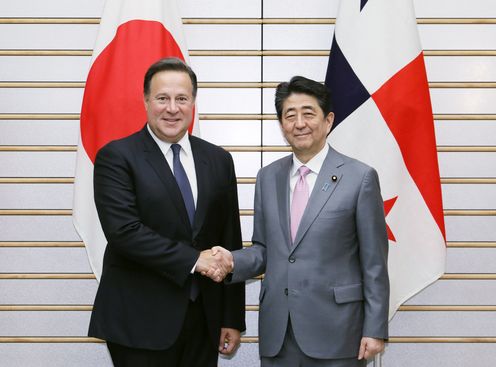 Photograph of the leaders shaking hands