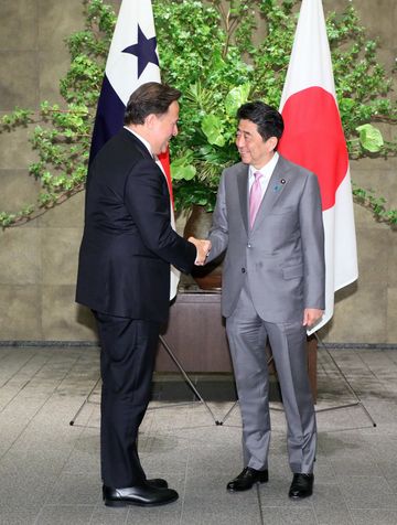 Photograph of the Prime Minister welcoming the President of Panama