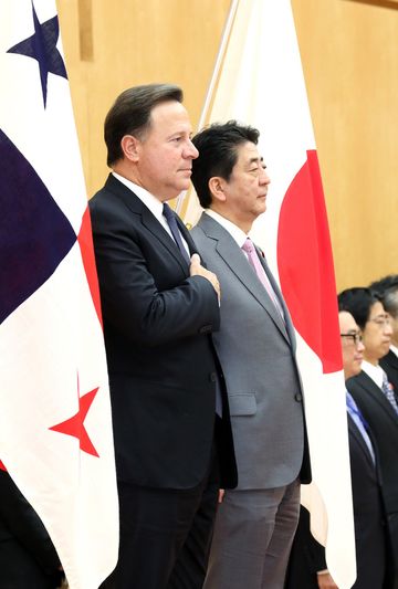 Photograph of the salute and the guard of honor ceremony (1)