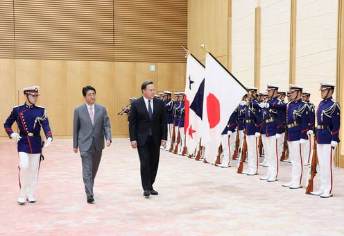 Photograph of the salute and the guard of honor ceremony (2)