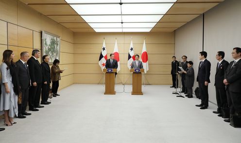 Photograph of the joint press announcement (1)