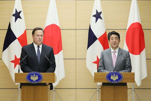 Photograph of the joint press announcement (3)