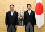 Photograph of the Prime Minister attending the photograph session with State Minister Makino (1)