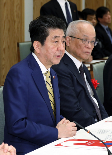 Photograph of the Prime Minister delivering an address (2)