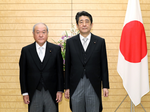 Photograph of the Prime Minister attending a photograph session with the newly appointed Minister Shunichi Suzuki (1)