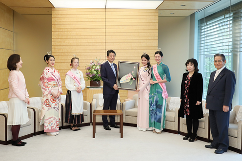 Photograph of the Prime Minister receiving the courtesy call (4)