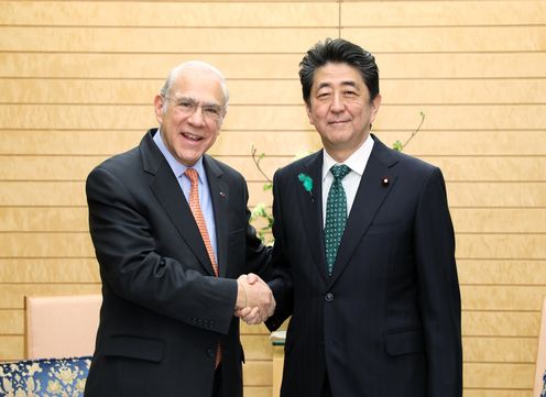 Photograph of the Prime Minister receiving a courtesy call from OECD Secretary-General Gurría (1)