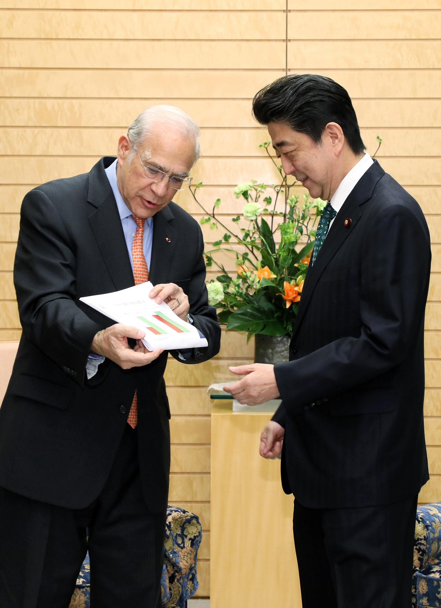 Photograph of the Prime Minister receiving a courtesy call from OECD Secretary-General Gurría (2)
