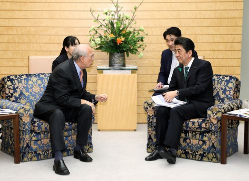 Photograph of the Prime Minister receiving a courtesy call from OECD Secretary-General Gurría (3)