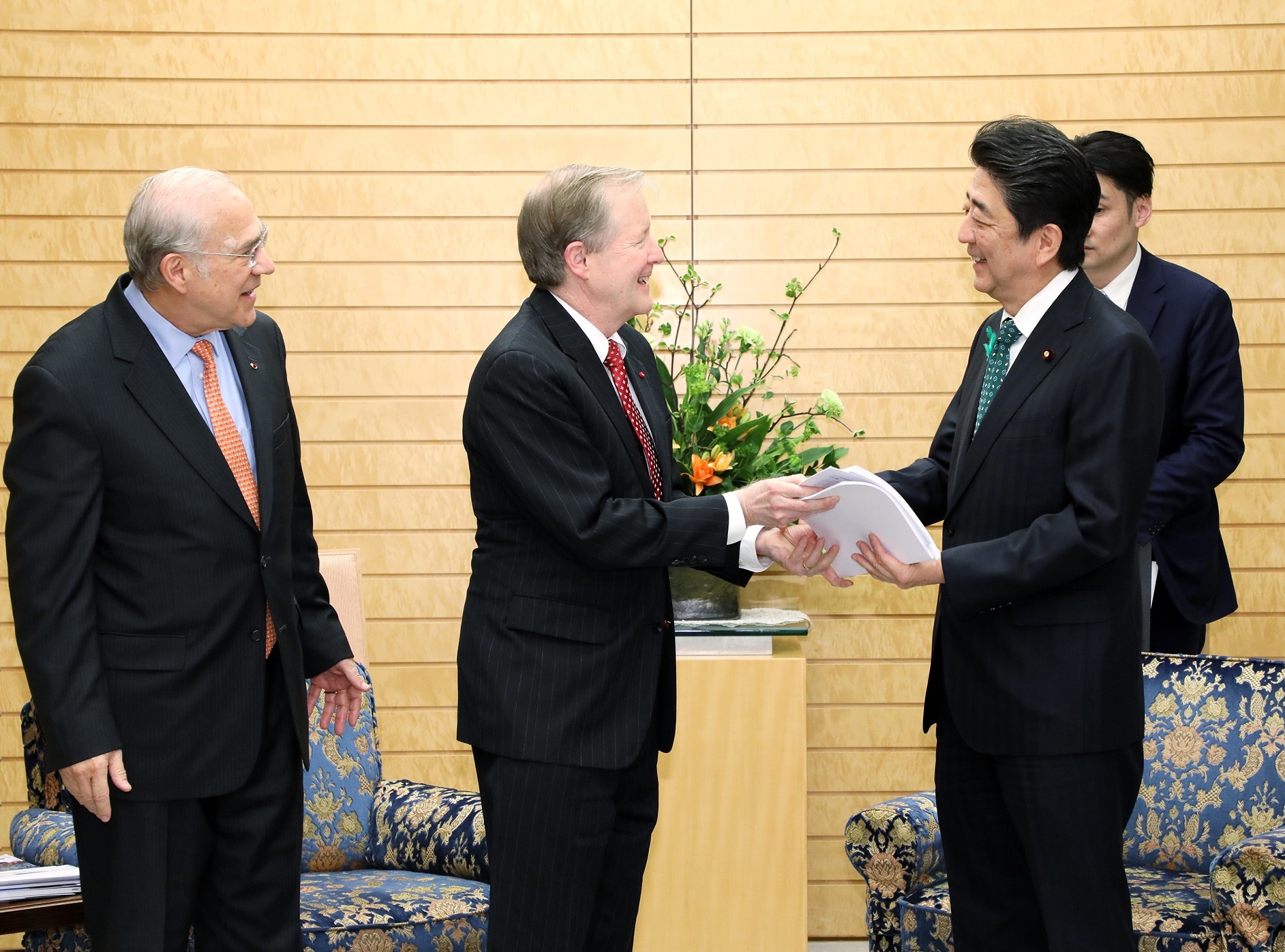 Photograph of the Prime Minister receiving a courtesy call from OECD Senior Economist Jones of the Japan/Korea Desk, Economics Department 