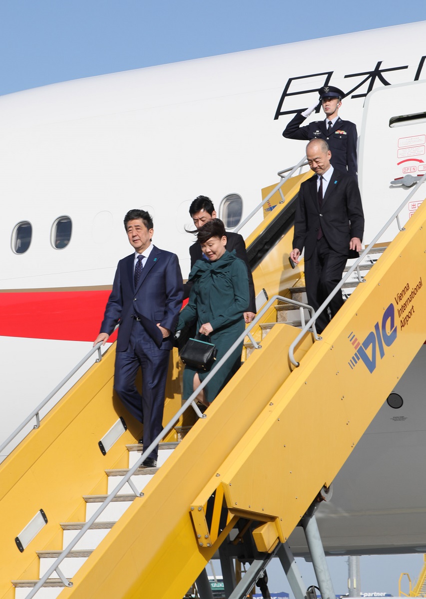 Photograph of the Prime Minister arriving at the airport