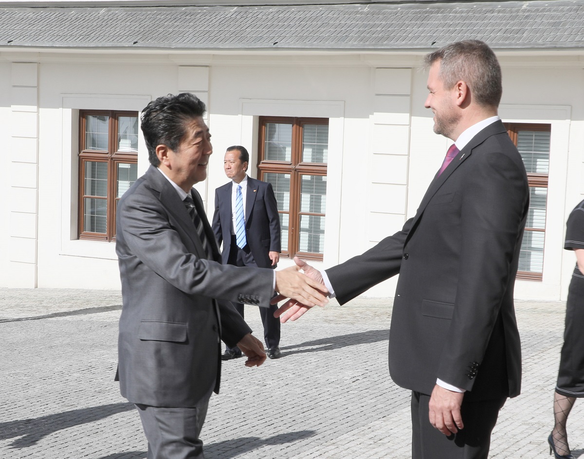 Photograph of the Prime Minister being welcomed by the Prime Minister of Slovakia