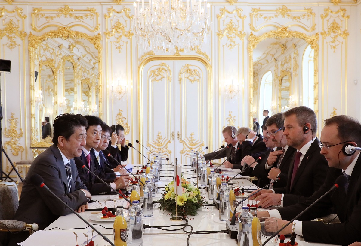 Photograph of the Japan-Slovakia Summit Meeting (2)