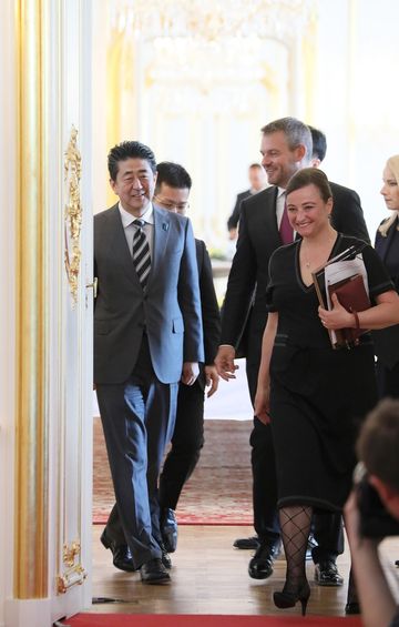 Photograph of the Prime Minister heading to the Japan-Slovakia joint press announcement