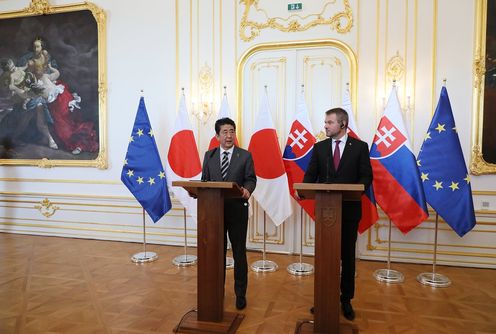 Photograph of the Japan-Slovakia joint press announcement (1)