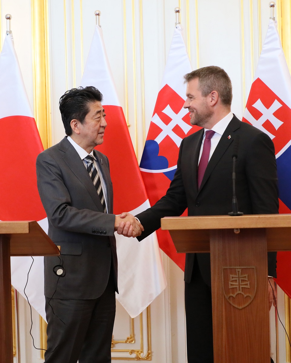 Photograph of the Japan-Slovakia joint press announcement (2)