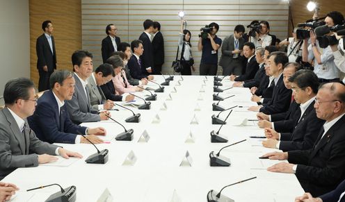 Photograph of the Prime Minister attending the meeting (2)