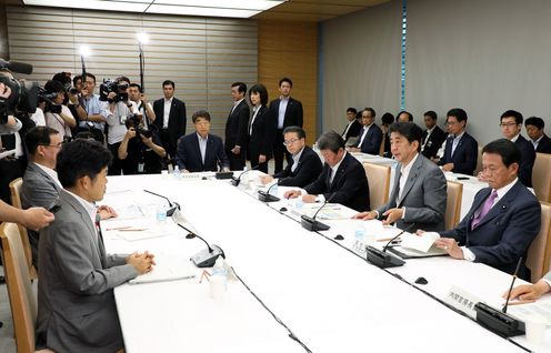 Photograph of the Prime Minister making a statement (2)