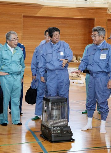 Photograph of the Prime Minister visiting an evacuation center in Koriyama City, Fukushima Prefecture (3)