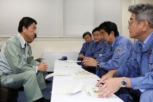 Photograph of the Prime Minister exchanging views with the Governor of Miyagi Prefecture 