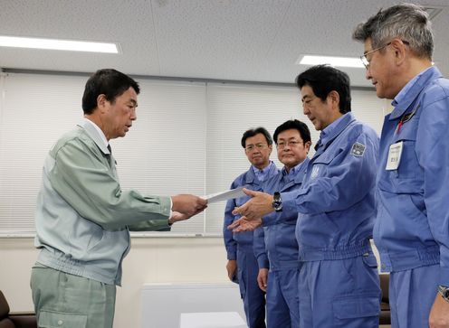 Photograph of the Prime Minister receiving a request from the Governor of Miyagi Prefecture (1)