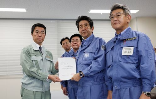 Photograph of the Prime Minister receiving a request from the Governor of Miyagi Prefecture (2)