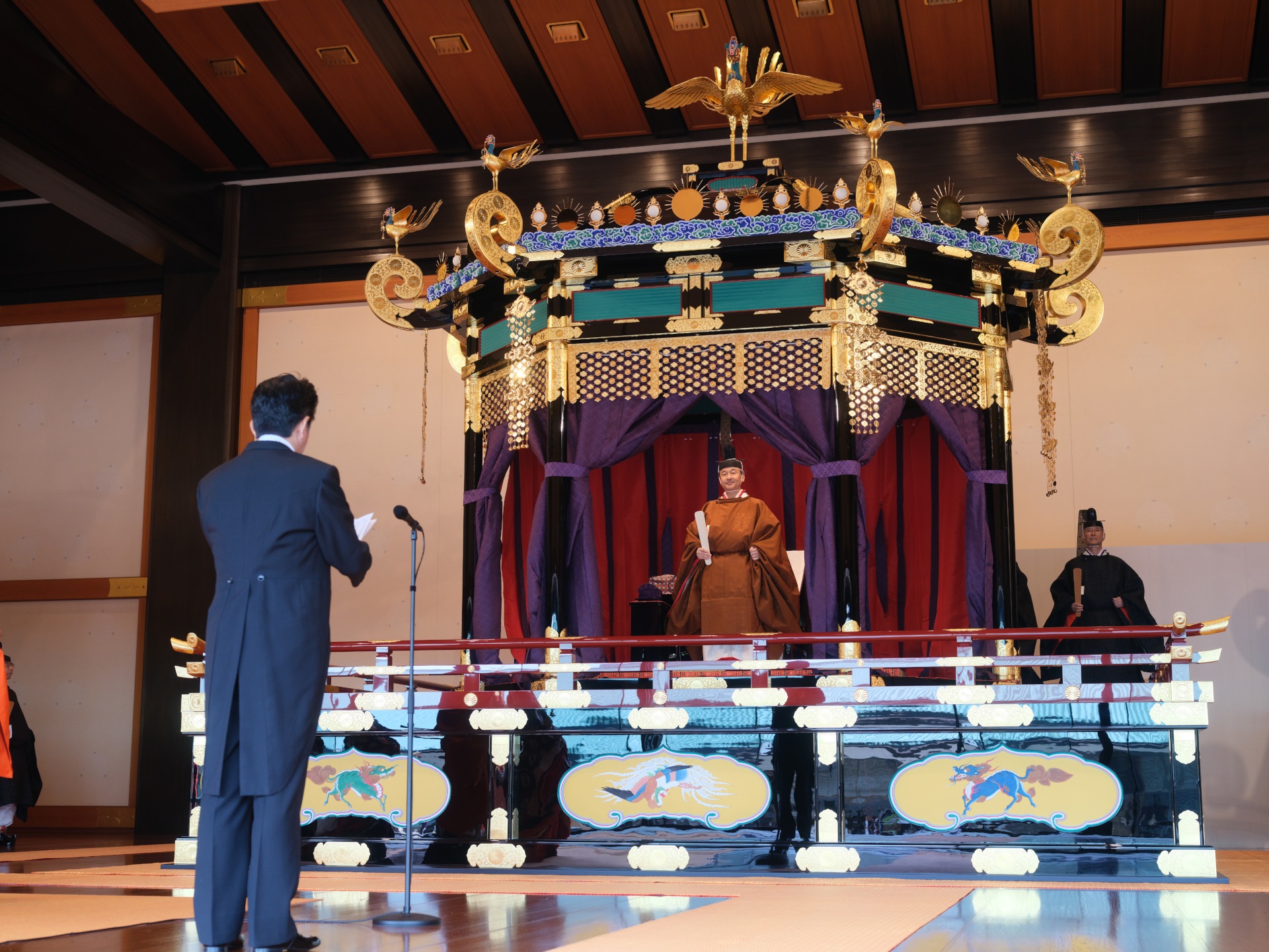 Photograph of the Prime Minister delivering his congratulatory address (photo courtesy of the Imperial Household Agency) 