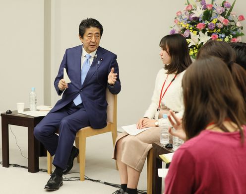 Photograph of the Prime Minister holding the exchange of views (3)