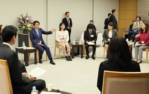 Photograph of the Prime Minister holding the exchange of views (5)