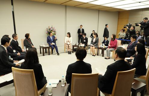 Photograph of the Prime Minister holding the exchange of views (6)