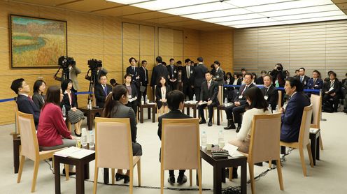 Photograph of the Prime Minister holding the exchange of views (8)